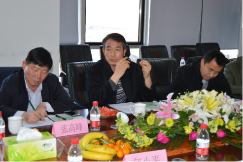 北京市工商聯(lián)佘運副主席(中)、張峰處長(左)，北京市統(tǒng)戰(zhàn)部曹杰處長(右)