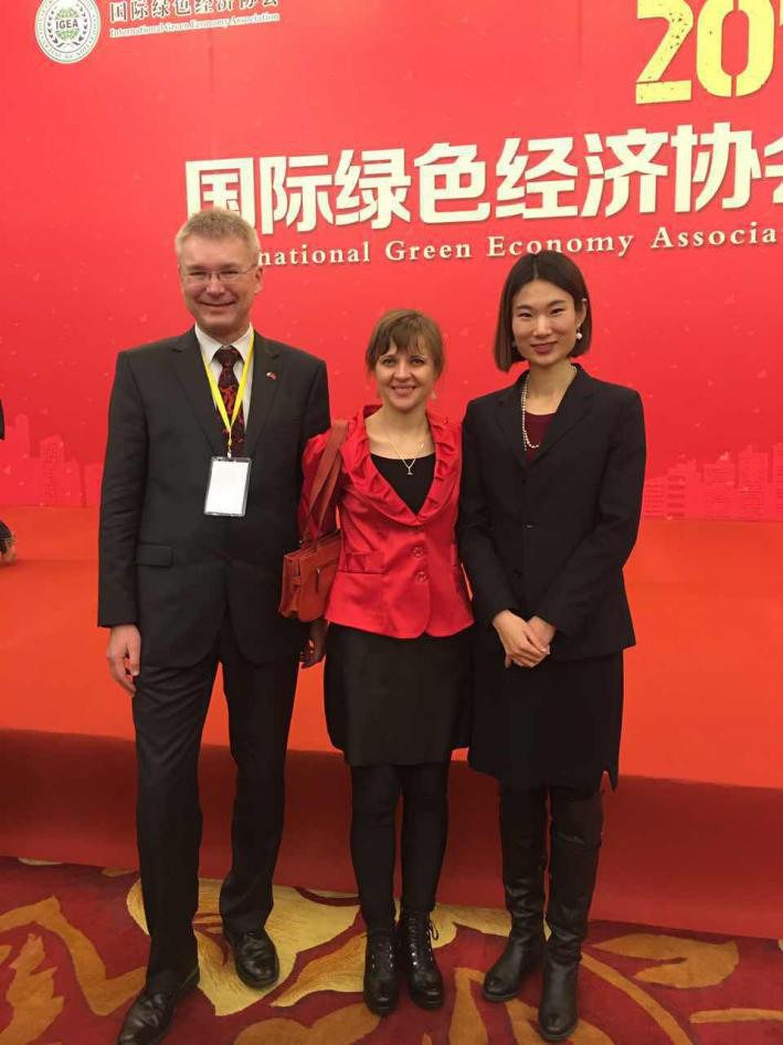  捷斯中合作協(xié)會(huì)監(jiān)事會(huì)員Rudolf Zachoval（左一）、Sarka Zhang（左二）與 仟億達(dá)劉總（右一）合影